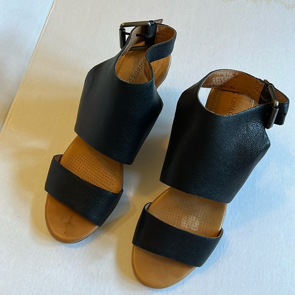 Nice pair of leather corso como sandals